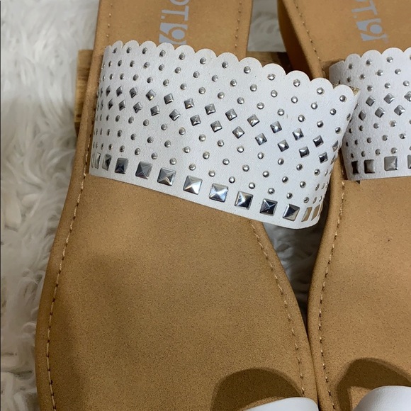 Apt 9 white wedge sandals Size 9/10 💄 - Picture 2 of 4